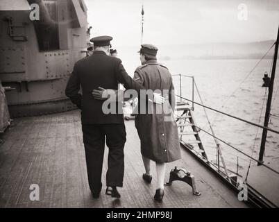Winston Churchill und seine Tochter Mary gehen Arm in Arm an Bord der HMS DUKE OF YORK im Clyde. Dez 1941. Stockfoto