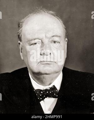 Porträt von Winston Churchill (1874–1965) – britischer Staatsmann, Offizier und Schriftsteller. Foto von der britischen Regierung. März 1945 in der Downing Street 10. Stockfoto