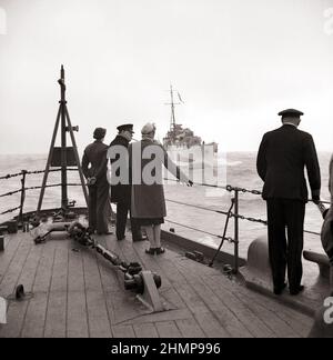 Der Premierminister Winston Churchill, seine Frau Clementine und seine Tochter Mary, An Bord des Schlachtschiffes HMS RENOWN. 1943. Stockfoto