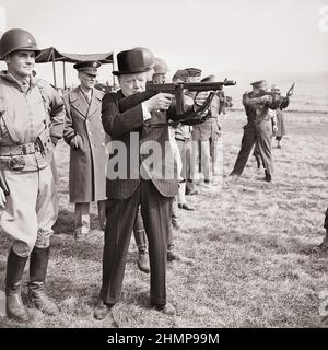 Winston Churchill feuert ein Maschinengewehr von Thompson an der Seite des alliierten Oberbefehlshabers, General Dwight D Eisenhower, März 1944. Stockfoto