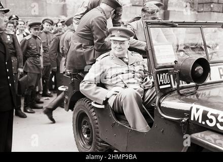 Winston Churchill in einem Jeep vor dem Deutschen Reichstag während einer Tour durch die zerstörte Stadt Berlin, 16. Juli 1945. Stockfoto