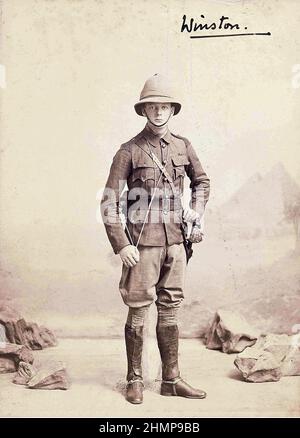 Winston Churchill 1874-1965 in tropischer Uniform mit Zinnen-Helm, Sporen und Schwert vor einer Kulisse, die die Pyramiden darstellt, 1898. Stockfoto