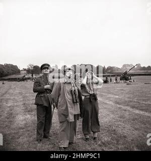 Winston Churchill und seine Tochter Mary und General Sir Frederick Pile (GOC Anti-Aircraft Command) beobachten Flak-Geschütze im Einsatz. 1944. Stockfoto
