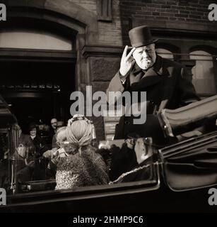 Winston Churchill 1874-1965, Zigarre im Mund, gibt während eines Besuchs in Bradford am 4. Dezember 1942 sein berühmtes „V“ für den Sieg. Stockfoto