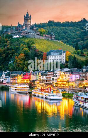 Cochem, Deutschland. Schöner farbiger Sonnenuntergang mit romantischer Mosel, Rheinland-pfälzischer Herbst. Stockfoto