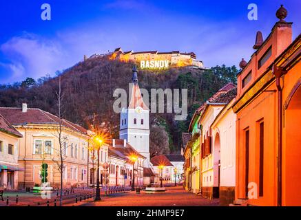 Rasnov, Transsylvanien. Mittelalterliche Innenstadt und auf einem Hügel gelegene Festung von Stockfoto