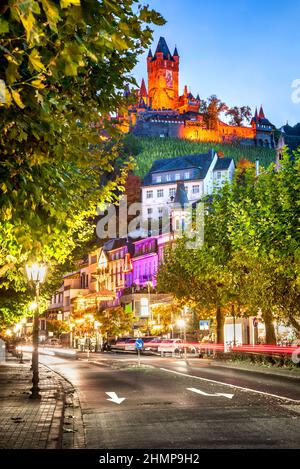 Cochem, Deutschland. Farbiger Sonnenuntergang mit romantischem Moseltal, Rheinland-Pfalz in roten Herbstfarben. Stockfoto