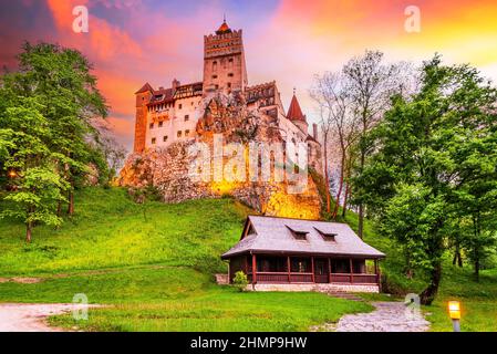 Schloss Bran, Rumänien - atemberaubende HDR-Twilight-Bild Dracula-Burg in Siebenbürgen, mittelalterlichen Wahrzeichen. Stockfoto