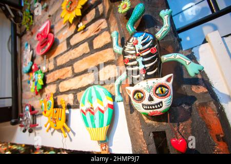 Die Figur einer seltsamen, hellen Katze, kopfüber mit großen Augen und scharfen Zähnen. Souvenirs. Anwesend. Wien, österreich - 29. oktober 2019. Stockfoto