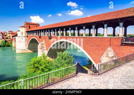 Pavia, Italien. Ponte Coperto (überdachte Brücke) oder die Ponte Vecchio eine Steinbogenbrücke über den Fluss Tessin. Stockfoto