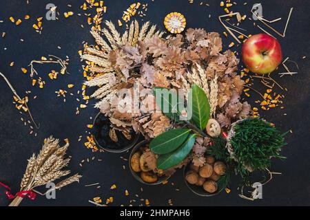 Badnjak oder Yule Log Serbischer Weihnachtsbaum und traditionelles Essen am orthodoxen Heiligabend. Draufsicht, Leerraum Stockfoto