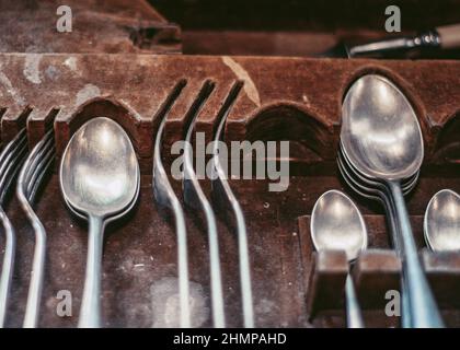 Vintage Besteck in Vintage Holzkiste. Weicher Hintergrund, Nahaufnahme Stockfoto