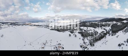 Luftaufnahme von Straße und Skizentrum Tornik , der höchste Punkt von Zlatibor, Bergort, Serbien, Europa. Winterzeit Stockfoto