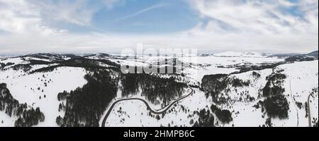 Luftaufnahme der Berglandschaft mit Straße und See in schöner Winterumgebung. Natur im Freien Reiseziel, Zlatibor, Serbien Stockfoto
