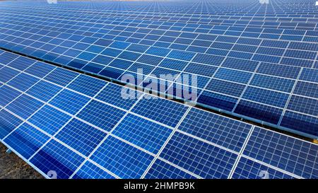 Luftdrohnenflug über Solarkraftwerkspaneele. Luftaufnahme von oben Stockfoto