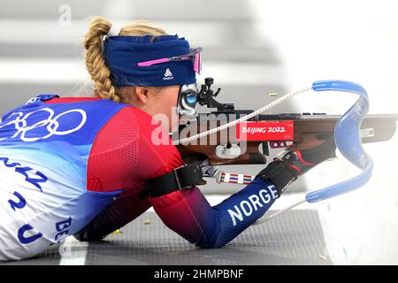 Zhangjiakou, Chinas Provinz Hebei. 11th. Februar 2022. Ingrid Landmark Tandregold aus Norwegen tritt beim Biathlon-Frauen-Sprint 7,5km im Nationalen Biathlon-Zentrum in Zhangjiakou, nordchinesische Provinz Hebei, am 11. Februar 2022 an. Kredit: Zhan Yan/Xinhua/Alamy Live Nachrichten Stockfoto