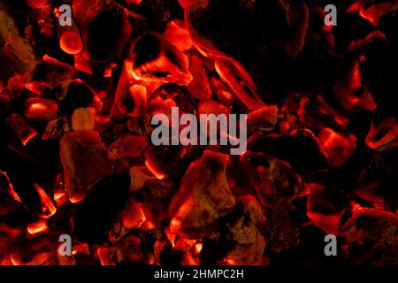 Glut in heißen roten Farbe, abstrakten Hintergrund. Die Glut des brennenden Holzes Kaminfeuer. Brennholz brennen auf der Grill. Textur Feuer Lagerfeuer Glut Stockfoto