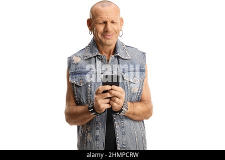 Glatze Punk in einer Denim-Weste mit einem Smartphone isoliert auf weißem Hintergrund Stockfoto