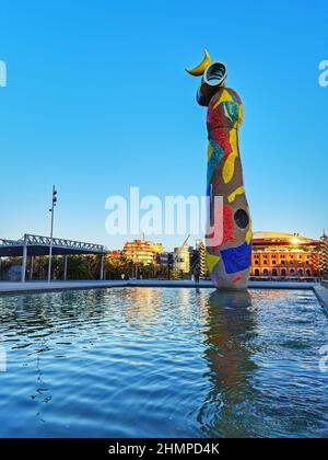 Frau und Vogel (Dona i Ocell). Skulptur entworfen von Joan Miro, 1982. Barcelona, Katalonien, Spanien. Stockfoto