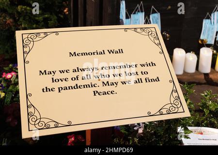 Eine Gedenkmauer mit Namen der an Covid-19 Verstorbene, die auf Gesichtsmasken geschrieben wurde, auf der Northwest Flower and Garden Show in Seattle, Washington. Stockfoto