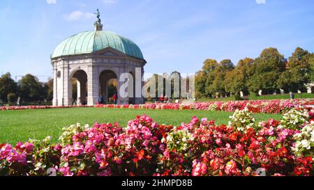 MÜNCHEN, DEUTSCHLAND - 12. OKTOBER 2015: Diana's Temple mit Blumen im Vordergrund im Münchner Hofgarten, dem Renaissance-Garten der Münchner Residenz Stockfoto