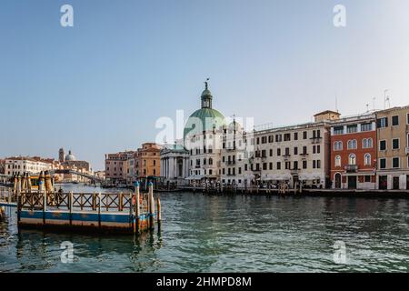 Canale Grande, Venedig, Italien. Typischer Bootstransport. Blick auf die Vaporetto-Station, den öffentlichen venezianischen Wasserbus. Wassertransport Stockfoto