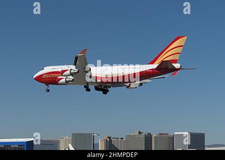 Los Angeles, LAX, 30th Anniversary Livery' National Airlines Boeing 747-446(BCF) mit der Registrierung N936CA im Endanflug. Stockfoto