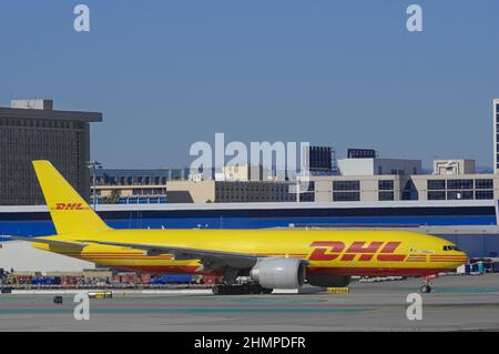 DHL Boeing 767 mit der Registrierung N981NN im Rollverkehr am LAX, Los Angeles International Airport. Stockfoto