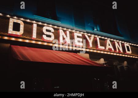 Anaheim, Vereinigte Staaten von Amerika - 23. Oktober 2016: Beleuchtetes Disneyland-Logo in Anaheim, Kalifornien bei Nacht Stockfoto