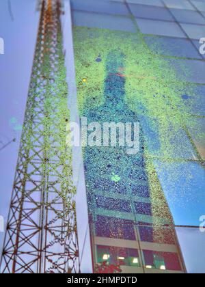 Silhouette einer Person auf einem Gebäude. Stockfoto