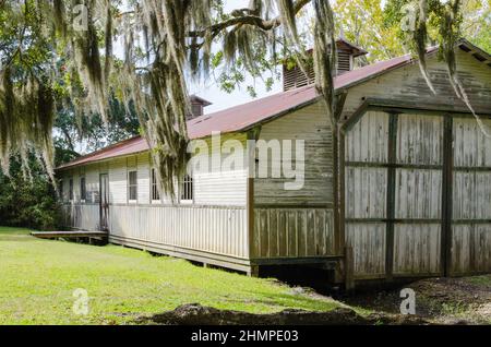 AVERY ISLAND, LA - 30. OKTOBER 2013: Historisches Bootshaus auf Avery Island Stockfoto