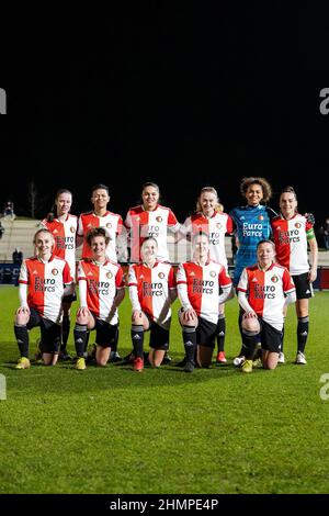 Rotterdam, Niederlande. 11th. Februar 2022. Rotterdam - (oben l-r) Juli Schneijderberg von Feyenoord V1, Samantha van Diemen von Feyenoord V1, Jada Conijnenberg von Feyenoord V1, Kim Hendriks von Feyenoord V1, Torhüterin Jacintha Weimar von Feyenoord V1 (untere Reihe l-r) Cheyenne van den Goorbergh von Feyenoord V1, Maxime Bennink von Feyenoord V1 Justine Brandau von Feyenoord V1, Isa Kagenaar von Feyenoord V1, Romee van de Lavoir von Feyenoord V1 während des Spiels zwischen Feyenoord V1 gegen Excelsior V1 in Nieuw Varkenoord am 11. Februar 2022 in Rotterdam, Niederlande. (Box to Box Pictures/Yannick Verhoeven) Credi Stockfoto