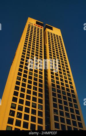 Der Opernturm im Abendlicht am Opernplatz in Frankfurt. Stockfoto