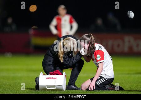 Rotterdam, Niederlande. 11th. Februar 2022. Rotterdam - Juli Schneijderberg von Feyenoord V1 hat sich beim Spiel zwischen Feyenoord V1 gegen Excelsior V1 in Nieuw Varkenoord am 11. Februar 2022 in Rotterdam, Niederlande, verletzt. (Box to Box Pictures/Yannick Verhoeven) Credit: Box to Box pictures/Alamy Live News Stockfoto