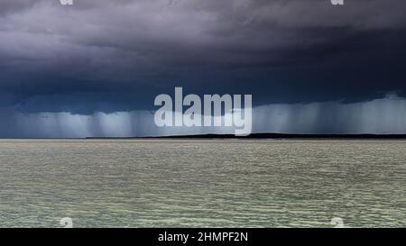 Orage et nuages menaçants dans la baie de Somme et au Hourdel, Stockfoto