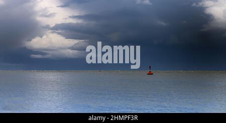 Orage et nuages menaçants dans la baie de Somme et au Hourdel, Stockfoto