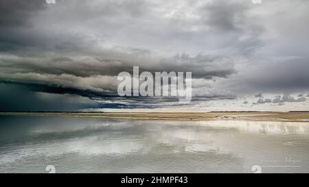 Orage et nuages menaçants dans la baie de Somme et au Hourdel, Stockfoto