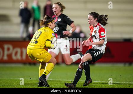 Rotterdam, Niederlande. 11th. Februar 2022. Rotterdam - Excelsior V1 Torwart Ricci Geenen, Juli Schneijderberg von Feyenoord V1 während des Spiels zwischen Feyenoord V1 gegen Excelsior V1 in Nieuw Varkenoord am 11. Februar 2022 in Rotterdam, Niederlande. (Box to Box Pictures/Yannick Verhoeven) Credit: Box to Box pictures/Alamy Live News Stockfoto