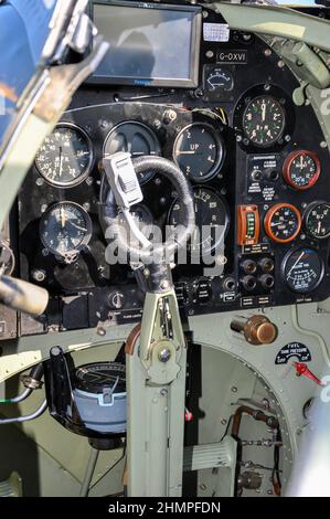 Cockpit des Supermarine Spitfire Mk. XVI Kampfflugzeug TD248, G-OXVI. SPITFIRE LF XVIE, LF 16E. Instrumentenfeld, Zifferblätter, Instrumente, Stick Stockfoto