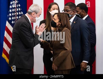 Die Vizepräsidentin der Vereinigten Staaten, Kamala Harris (C), spricht mit dem Gouverneur Phil Murphy (Demokrat von New Jersey) (L) am Ende eines Rundtischs, bei dem Harris und Michael Regan, der Administrator der US-Umweltschutzbehörde, die Entfernung der Bleiwasserleitungen von Newark in Newark, New Jersey, USA, diskutierten. 11. Februar 2022. Harris und gewählte New Jersey-Führer feierten Newarks Lead Service Line Replacement Project, das gefährliche Bleileitungen in der Stadt ersetzt hat und das Programm als Modell für andere Städte hervorhob, die mit dem ähnlichen Problem konfrontiert sind.Quelle: Justin Lane/Pool via CNP / Stockfoto