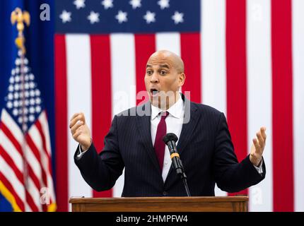 Der US-Senator Cory Booker (Demokrat von New Jersey) spricht zu Beginn einer Veranstaltung mit der US-Vizepräsidentin Kamala Harris und Michael Regan, dem Administrator der US-Umweltschutzbehörde, wo sie die Entfernung der Bleiwasserleitungen von Newark in Newark, New Jersey, USA, diskutierten. 11. Februar 2022. Harris und gewählte New Jersey-Führer feierten Newarks Lead Service Line Replacement Project, das gefährliche Bleileitungen in der Stadt ersetzt und das Programm als Modell für andere Städte hervorhob, die mit dem ähnlichen Problem konfrontiert sind.Quelle: Justin Lane/Pool via CNP /MediaPunch Stockfoto