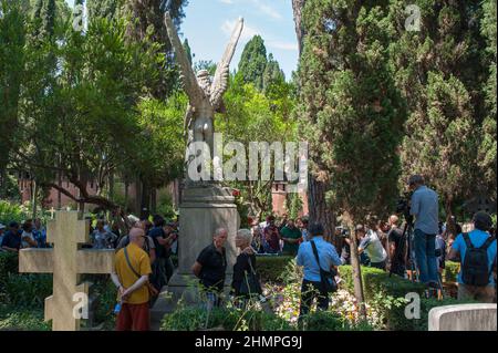 Rom, Italien 19/07/2018: Akatholischer Friedhof im Viertel Testaccio. Hunderte von Menschen bezahlen das Grab von Andrea Camilleri, das vor dem Engel der Auferstehung begraben ist, als Schmach. © Andrea Sabbadini Stockfoto