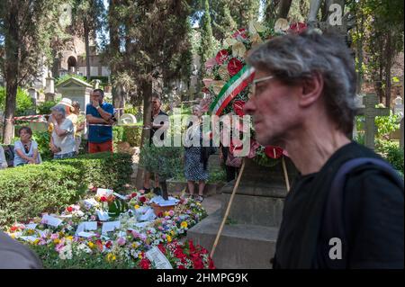 Rom, Italien 19/07/2018: Akatholischer Friedhof im Viertel Testaccio. Hunderte von Menschen bezahlen das Grab von Andrea Camilleri, das vor dem Engel der Auferstehung begraben ist, als Schmach. © Andrea Sabbadini Stockfoto