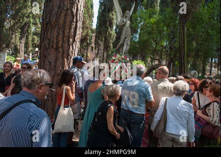 Rom, Italien 19/07/2018: Akatholischer Friedhof im Viertel Testaccio. Hunderte von Menschen bezahlen das Grab von Andrea Camilleri, das vor dem Engel der Auferstehung begraben ist, als Schmach. © Andrea Sabbadini Stockfoto