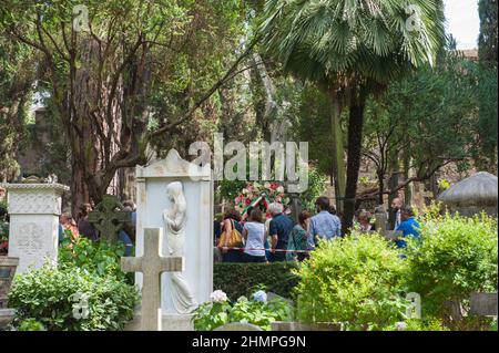 Rom, Italien 19/07/2018: Akatholischer Friedhof im Viertel Testaccio. Hunderte von Menschen bezahlen das Grab von Andrea Camilleri, das vor dem Engel der Auferstehung begraben ist, als Schmach. © Andrea Sabbadini Stockfoto