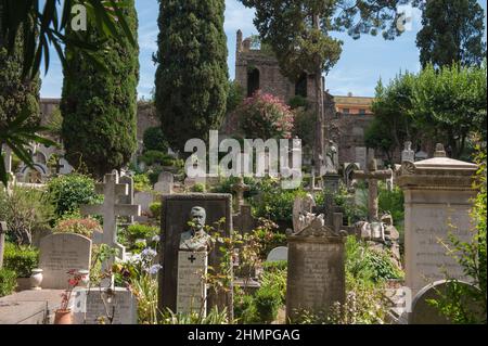 Rom, Italien 19/07/2018: Akatholischer Friedhof im Viertel Testaccio. Hunderte von Menschen bezahlen das Grab von Andrea Camilleri, das vor dem Engel der Auferstehung begraben ist, als Schmach. © Andrea Sabbadini Stockfoto