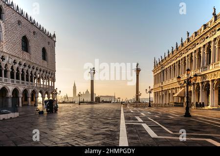 Berühmter leerer San Marco Platz mit Dogenpalast bei Sonnenaufgang, Venedig, Italien. Am frühen Morgen in populärem touristischem Bestimmungsort. Weltberühmte Venedig Wahrzeichen. San Stockfoto