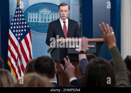 Washington DC, USA. 11th. Februar 2022. Der nationale Sicherheitsberater Jake Sullivan beantwortet Fragen der Nachrichtenmedien während der täglichen Pressekonferenz im Weißen Haus in Washington, DC, USA, am 11. Februar 2022. Sullivan beantwortete Fragen zu Berichten über eine bevorstehende Invasion der Ukraine durch Russland. Foto von Shawn Thew/UPI Credit: UPI/Alamy Live News Stockfoto