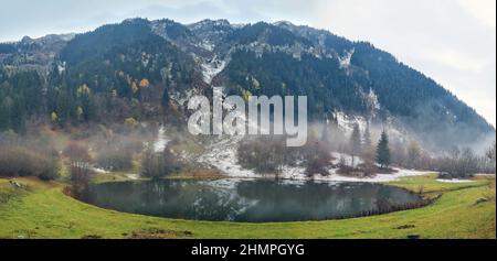 Ein Bergsee im Hochland der Region Karadeniz am Schwarzen Meer mit dramatischen Wolken und Seenspiegelungen im Herbst, Artvin, Türkei Stockfoto