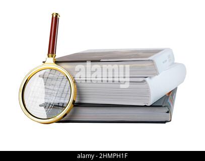 Bücher stapeln und Lupe isoliert auf weißem Hintergrund. Bildung, relevante Informationssuche, Lesekonzept. Hochwertige Fotos Stockfoto